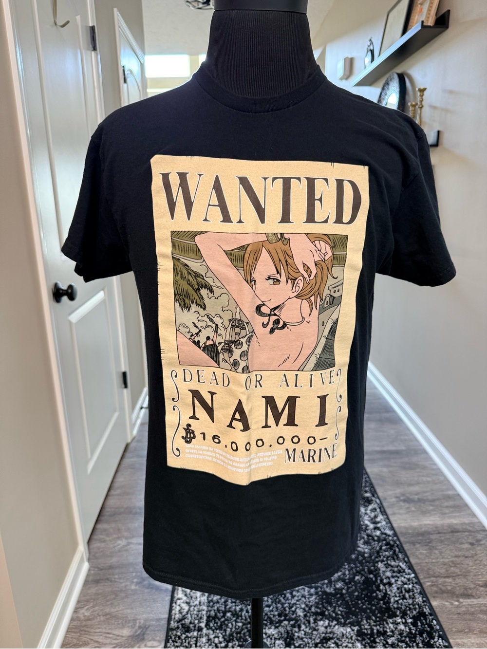 One Piece Nami Wanted Dead or Alive Poster T-Shirt Black Size Large Anime